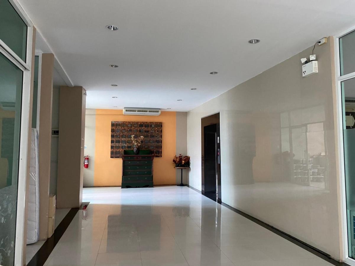 Leenova Place Bangkok Exterior photo